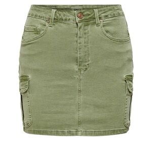 NWT ONLY Missouri regular cargo skirt with side cargo pockets.